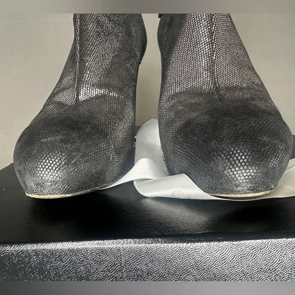 CHANEL | Interlocking CC Ankle Boots | Silver | Sz 40 - Picture 17 of 17